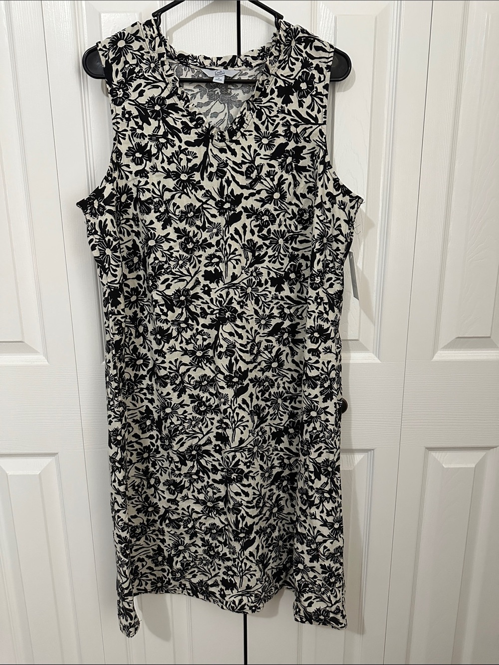 croft & barrow Black and Cream Floral Sleeveless Shift Dress